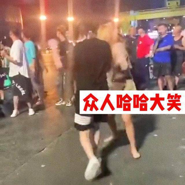 两女子酒后当街扯衣撕打，围观者看热闹起哄，丢脸丢大了(图3)