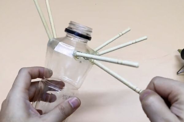 塑料瓶上插几根筷子，放在家里好看又实用，赶快动手做一个吧！(图2)
