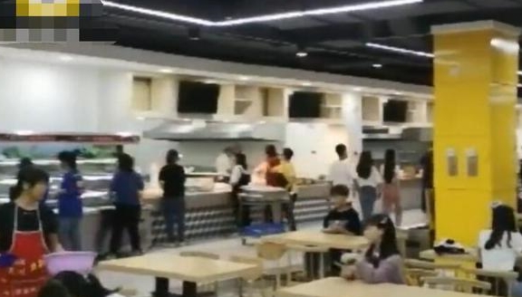 女子穿紧身短裙，在高校食堂给学生打饭！涉事高校将食堂经理解聘(图5)