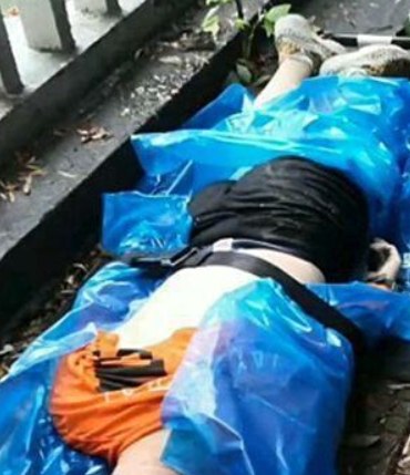 两女当街争一男，女孩为挽回男友的心跳河，男友跳下救她溺水身亡(图6)