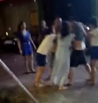 男子按摩完不给钱，遭3名女子街头围殴，网友：真是没眼看了(图1)