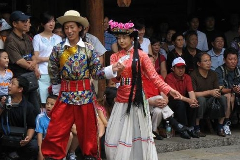 中国有个不结婚的少数民族，男不娶女不嫁，靠“爬窗户”繁衍后代(图2)