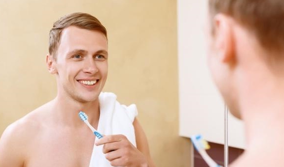 刷牙前先漱口对不对？刷牙时常犯的5个错误，你得改正了(图2)