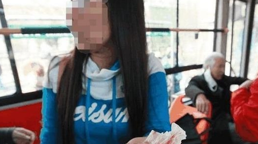 公交车上大妈辱骂女孩要求让座，女孩一句话回应，大妈竟无言以对(图4)