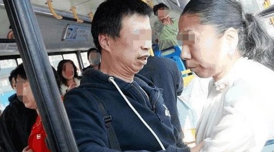 公交车上大妈辱骂女孩要求让座，女孩一句话回应，大妈竟无言以对(图3)