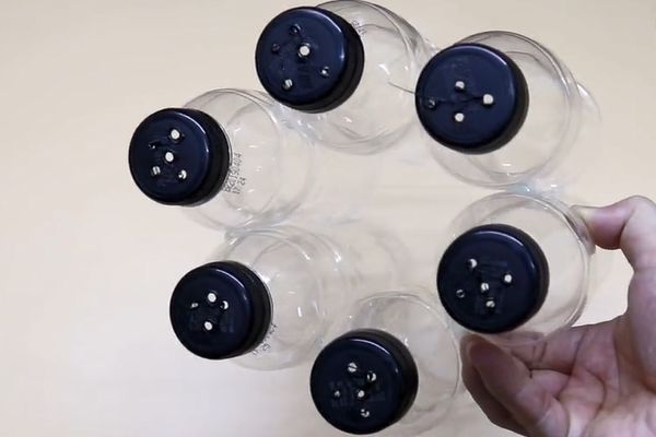 将6个塑料瓶粘成一个圆圈，放在厨房太实用了，全家人都抢着用！(图4)