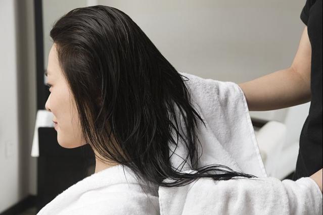 早上洗头和晚上洗头，哪个伤害更大？多少天洗一次？早知道早受益(图2)