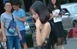 街拍:高跟鞋可以更美丽动人，为什么姑娘们却不愿意穿?