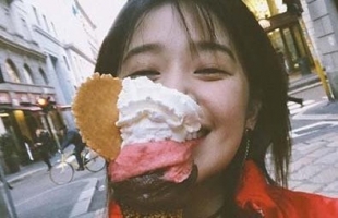 街边那个穿着石榴红外套，吃着冰淇淋的女孩好美