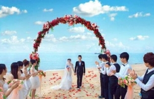 海滩婚礼如何挑选礼服 给你一场浪漫唯美的婚礼