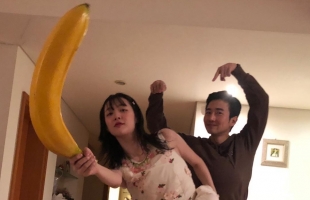 雪梨穿无袖碎花长裙 与朋友举着香蕉道具拍照嗨玩