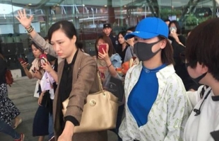 杨紫被曝在机场被花砸 工作室呼吁以安全为主