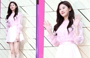 韩国女星示范夏季清新穿搭 甜美迷人