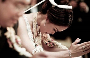 泰国女孩新婚夜这习俗，众人看后直呼受不了