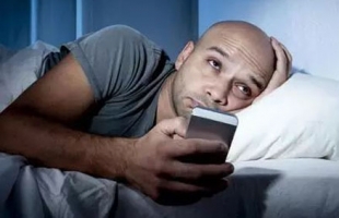 宅在家中只能玩手机 熬夜玩手机的危害有哪些？