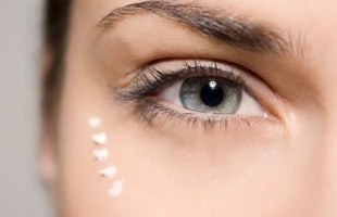 眼部精华和眼霜有什么区别？了解这些护肤效果更佳