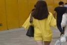 女人黄色衬衫搭配超短裤，瞬间能成街上风景线
