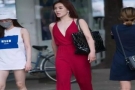 女性红色连衣裤搭配平底鞋，有种红火女郎时尚感