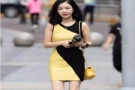 女人黑黄连衣裙搭配高跟鞋，虽能娇小那也十分靓丽