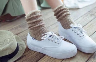 白色板鞋怎么搭配？什么袜子搭配白色板鞋好看？