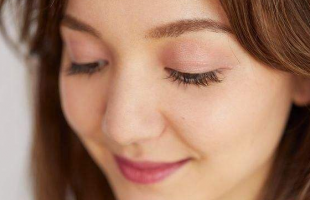 眼影蜜适合干性皮肤吗？如何画出适合干性皮肤的妆容？