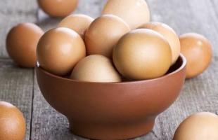 白壳鸡蛋与红壳鸡蛋哪个更有营养？养殖户告诉你，下次别再买错