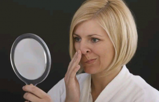 鼻子两侧为什么会出现白色分泌物？如何清理鼻子两侧的分泌物？
