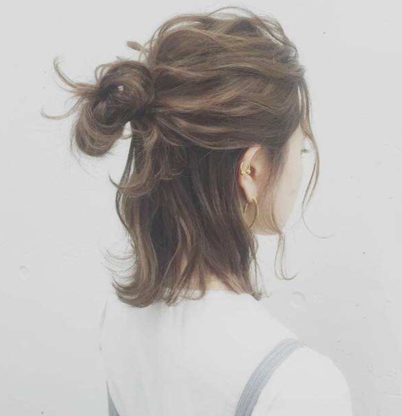 女生发量少应该怎么扎头发?半马尾发型最适合啦!(4)