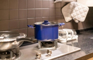 生活小妙招：厨房炉灶污垢应该如何去除？