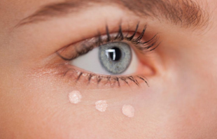 眼霜的保质期有多久？眼霜应该怎么涂？
