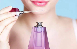 香水正确的喷涂方法，怎么喷香水全身都香？