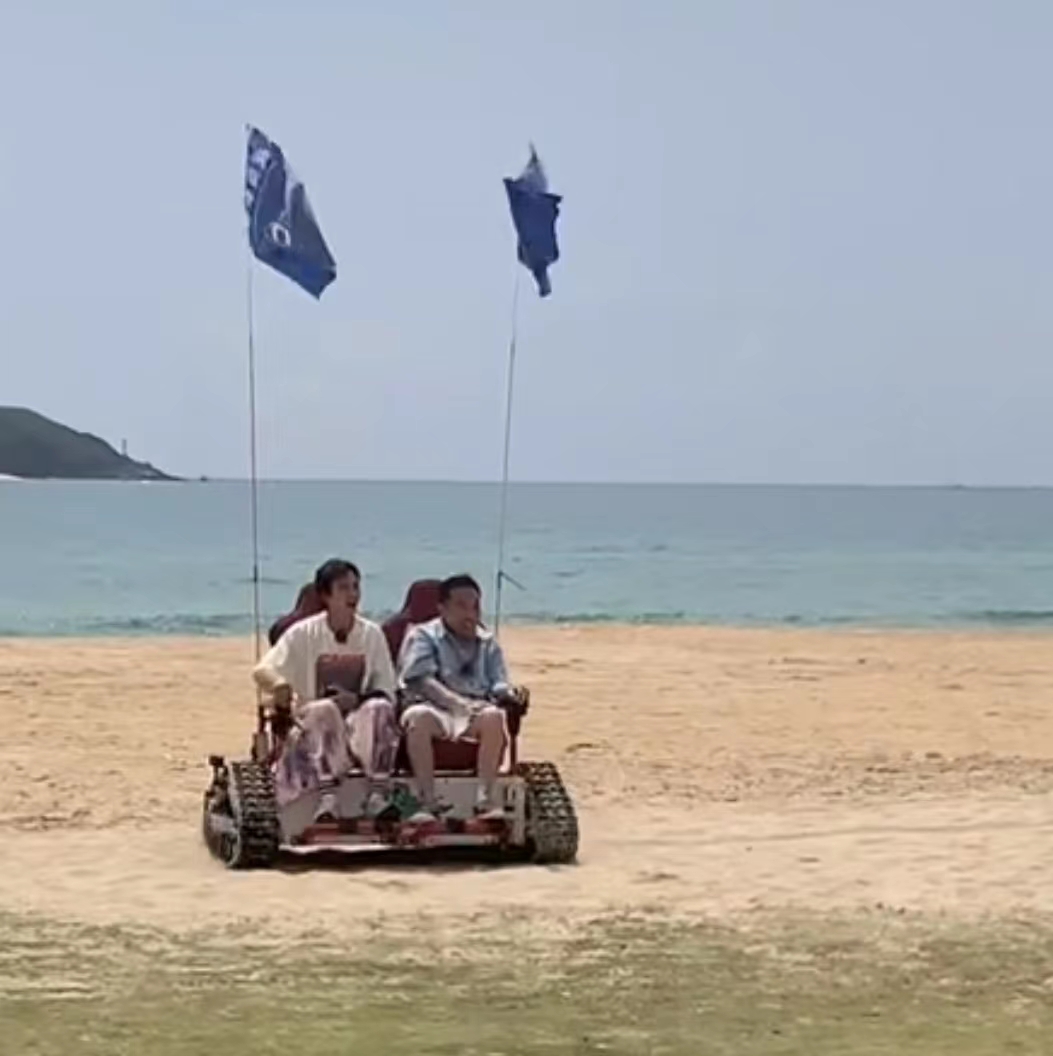 28岁徐志胜和38岁陈伟霆同框，海边开沙滩车竟有些浪漫？
